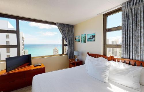 una habitación de hotel con una cama y una ventana grande en 36th-Floor Oceanview Suite--Full Kitchen, Stylish Comfort & Great Value (23602), en Honolulu
