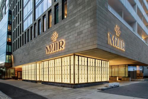 ハリファックスにあるMuir, a Luxury Collection Hotel, Halifaxの横に無碧の看板が立つ建物