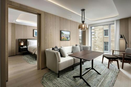 Muir, a Luxury Collection Hotel, Halifaxにあるシーティングエリア