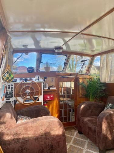 un salon avec deux canapés et une fenêtre dans l'établissement Naiade, à Évran