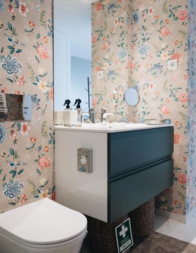 a bathroom with a sink and a toilet at Flair Living in Vila Nova de Gaia
