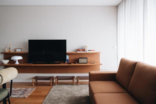 Una televisión o centro de entretenimiento en Flair Living