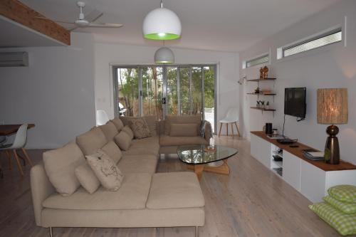 sala de estar con sofá y mesa en Tamara Beach House, en Inverloch