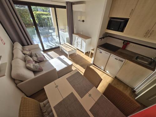 - une vue de tête sur un salon avec un canapé et une cuisine dans l'établissement Matisse 12 Appartement F2 RDJ, à Cannes