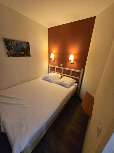 Ce lit se trouve dans un dortoir doté de 2 lampes murales. dans l'établissement Matisse 12 Appartement F2 RDJ, à Cannes