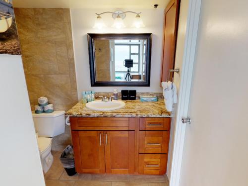 Koupelna v ubytování Sky-High Waikiki Escape--Mountain and Golf Course Views, Steps to the Beach and Free Parking (23711)