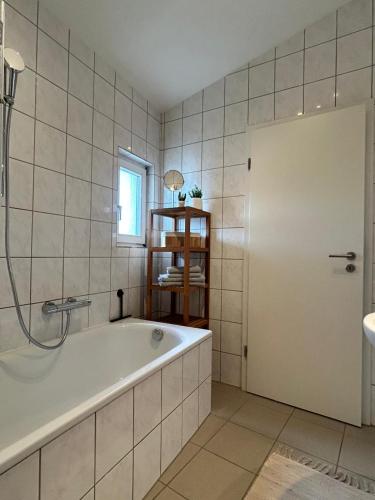 Ένα μπάνιο στο Maisonette Wohnung Sansibar