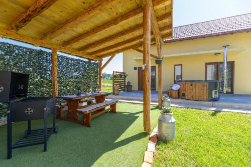 Κήπος έξω από το Kuća Trota - sauna, HOT TUB