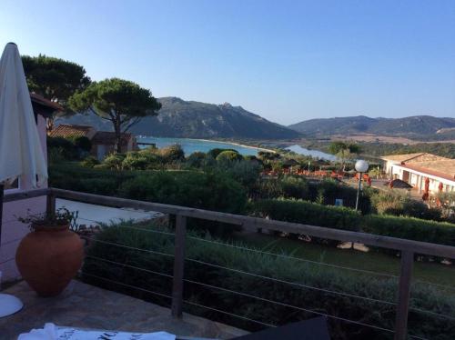 - une vue depuis le balcon d'un complexe avec une rivière dans l'établissement Baia santa Giulia, à La Celle-sous-Gouzon