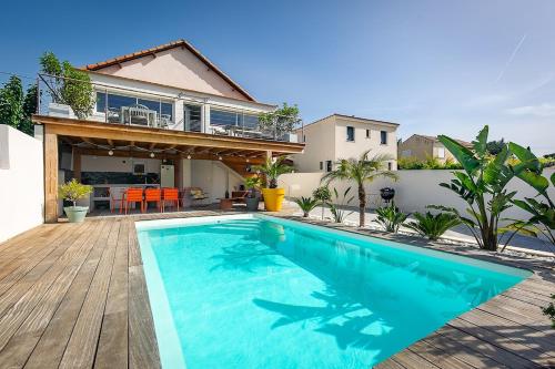une piscine devant une maison dans l'établissement Villa Grazi, à Marseille
