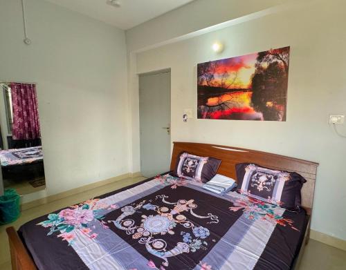 Postel nebo postele na pokoji v ubytování Maanstays Anisabad - Best Homestays with all Amenities