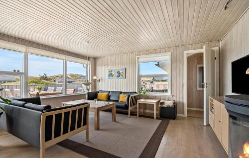 Posezení v ubytování Holiday Home Bjerregårdsvej Denm I