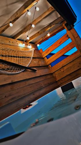 un plafond en bois avec un panier sur une table dans l'établissement Les cigognes gites de la reserve, à Grand-Laviers