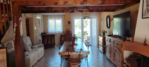 un salon avec une table et un canapé dans l'établissement Maison, à Sérignan