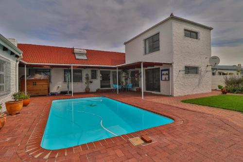 Πισίνα στο ή κοντά στο Milnerton Oak Lodge