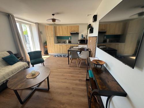 un salon avec un canapé et une table dans l'établissement Logement avec terrasse et parking, à Concarneau