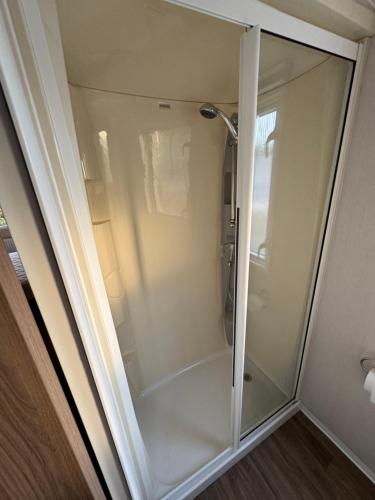 eine Duschkabine mit einer Glastür im Bad in der Unterkunft Burano Nook - Tattershall Lakes in Tattershall