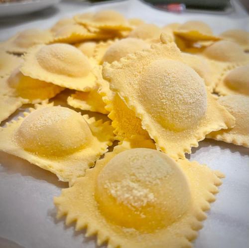 a pile of cupcakes with powdered sugar on them at Rimini, 4 Camere con Giardino Privato e Parcheggio Gratuito, Relax a 10 Minuti dal Mare in Casalecchio