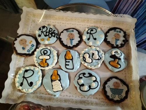 a tray of cupcakes with cookies on it at Apartamentos Rurales Sobremazas in Sobremazas