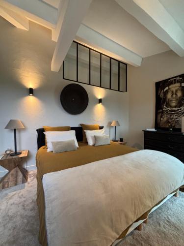 une chambre avec un grand lit et deux lampes dans l'établissement Le jardin suspendu, à Gordes