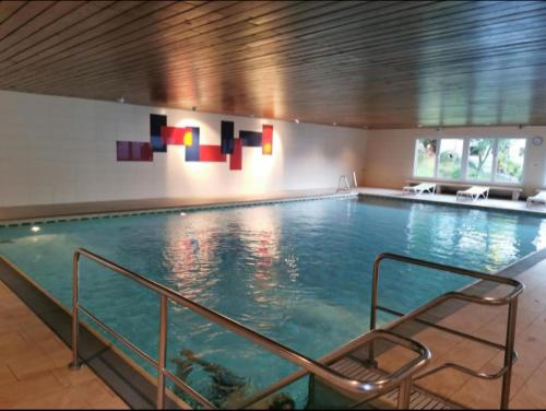 une grande piscine dans un immeuble dans l'établissement Ferienwohnung deine Auszeit im Allgäu, à Missen-Wilhams