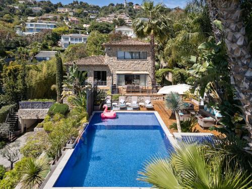 - une vue aérienne sur la piscine en face d'une maison dans l'établissement Amazing villa sea view Azurenting & guest housse, à Vallauris