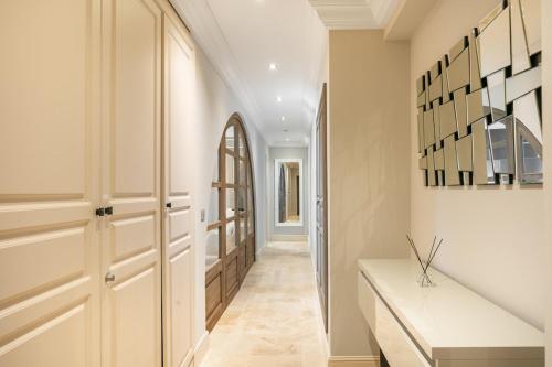 un couloir avec des murs blancs et un escalier avec un couloir dans l'établissement Amazing villa sea view Azurenting & guest housse, à Vallauris