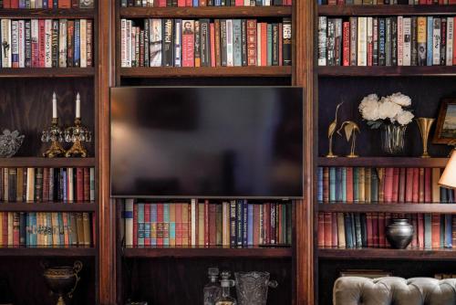 a book shelf filled with books and a flat screen tv at Weaverville Hotel in Weaverville