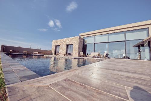 une piscine sur le toit d'une maison dans l'établissement Contemporary villa, panoramic sea view, à Corbara
