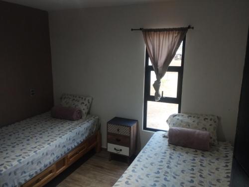 Una cama o camas en una habitación de Jacarandas