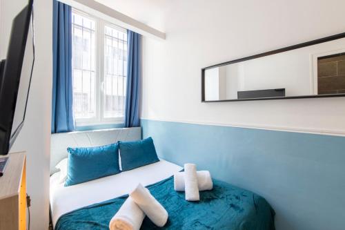 une chambre avec un lit avec des serviettes dessus dans l'établissement Parisian Getaway for two in iconic Montmartre neighborhood, à Paris