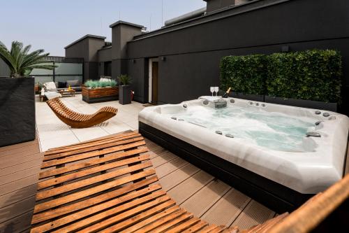 Jacuzzi Haven in Warsaw - Private Terrace & Parking