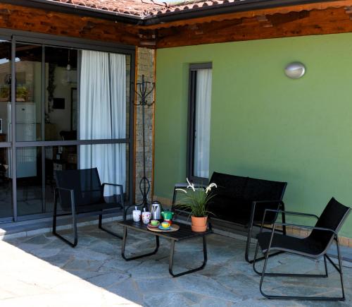un patio con sedie e tavolo con di Il casotto nelle Langhe a Farigliano
