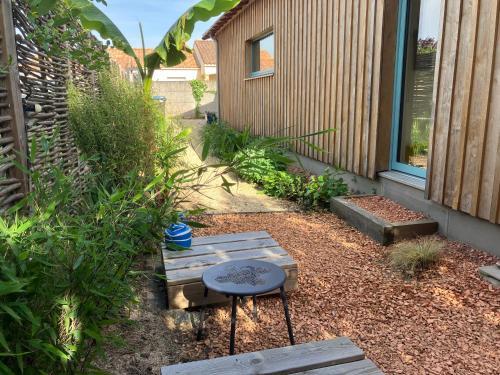 Taman di luar La Bonbonnière en bois, Maison passive, Draps inclus, Parking sur rue facile & gratuit