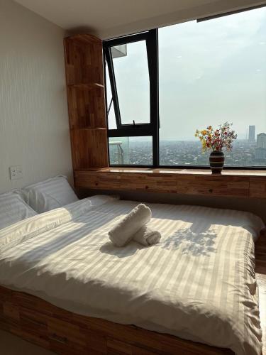 Thôn Văn DươngMILY Homestay, Căn hộ cao cấp Huế的有大窗户的房间里的一张床