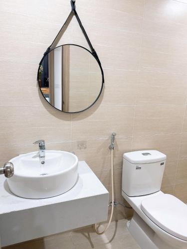 Thôn Văn DươngMILY Homestay, Căn hộ cao cấp Huế的带水槽、镜子和马桶的浴室
