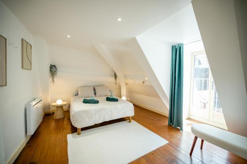 En eller flere senge i et værelse på Les Toits d'Auxerre - Center - Rooftop View