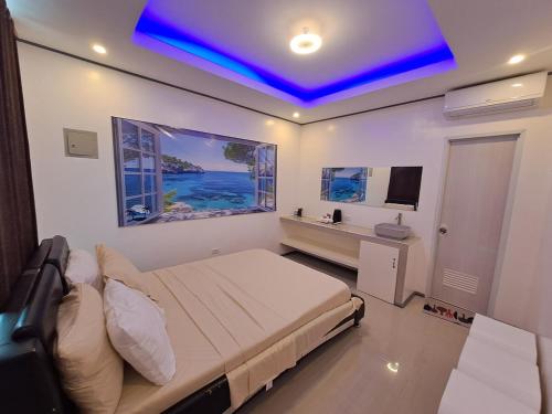 a bedroom with a bed and a blue ceiling at Weigel's Beach House in Asturias