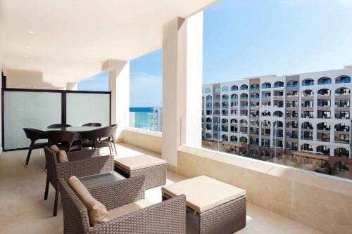 un balcone con tavolo e sedie e un edificio di 2BD Suite at Villa La Valencia Beach Resort a San José del Cabo