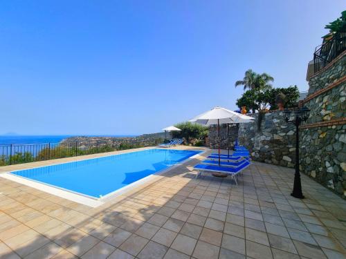 Bazén v ubytování Incredible sea view with free pool nebo v jeho okolí