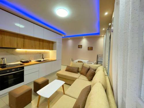 Una cocina o zona de cocina en Fishta Apartament