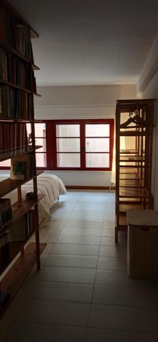 ein Schlafzimmer mit einem Bett und einem Bücherregal in der Unterkunft Duplex in riva al mare in Calambrone