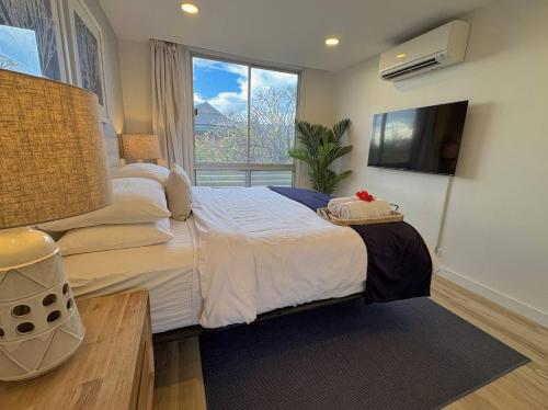 Ένα ή περισσότερα κρεβάτια σε δωμάτιο στο Family Fun! Selfie Wall, Walk To Beach, Pool,3 Tv