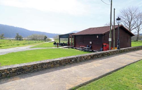 ein Gebäude mit einer Steinmauer neben einer Straße in der Unterkunft 3 Bedroom Nice Apartment In A Coruña in A Coruña