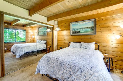 Postel nebo postele na pokoji v ubytování Hot Tub, 1 Mi to Beach 12-Acre Fort Bragg Cabin!