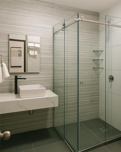 a bathroom with a sink and a glass shower at YOEL Hotel Restaurante y Centro de Negocios in Atlacomulco de Fabela