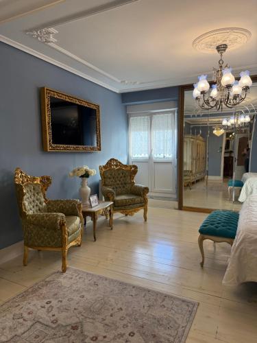 Khu vực ghế ngồi tại Hostal Boutique Puerta del Sol