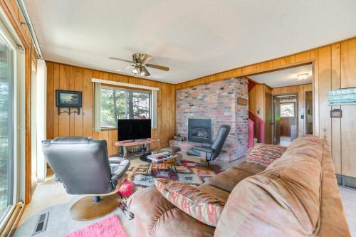 Televisyen dan/atau pusat hiburan di Private Beach Waterfront Home on Lake Huron!