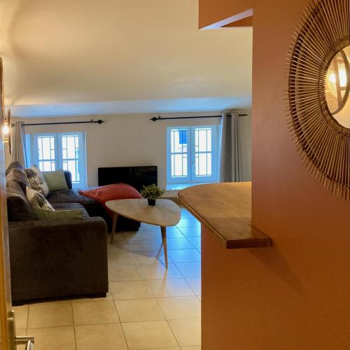 un salon avec un canapé et une table dans l'établissement L'Escale médiévale, à Carcassonne