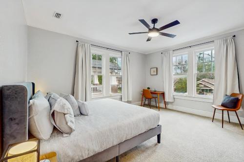 En eller flere senge i et værelse på Spacious duplex with private balcony, washer & dryer, and WiFI